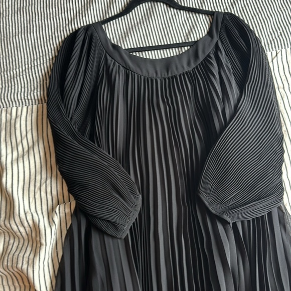 Black flowy pleated quarter sleeve mini dress. Size small - Picture 2 of 3